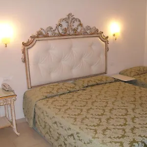 3* Affittacamere Residenza Due Torri Check In Presso Vicolo Cattani 7